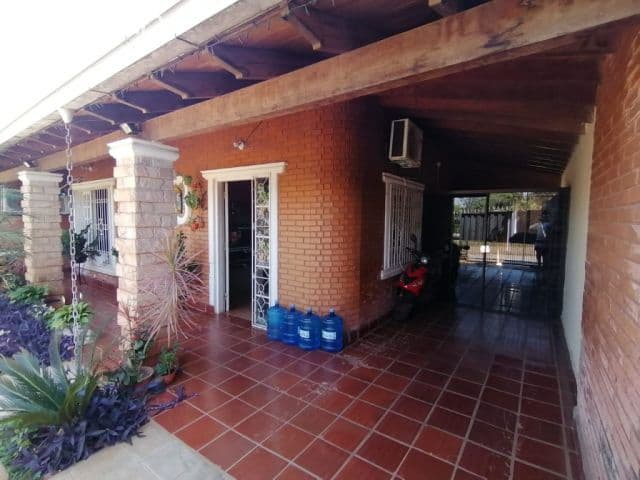 Hermosa casa en Luque. J4138
