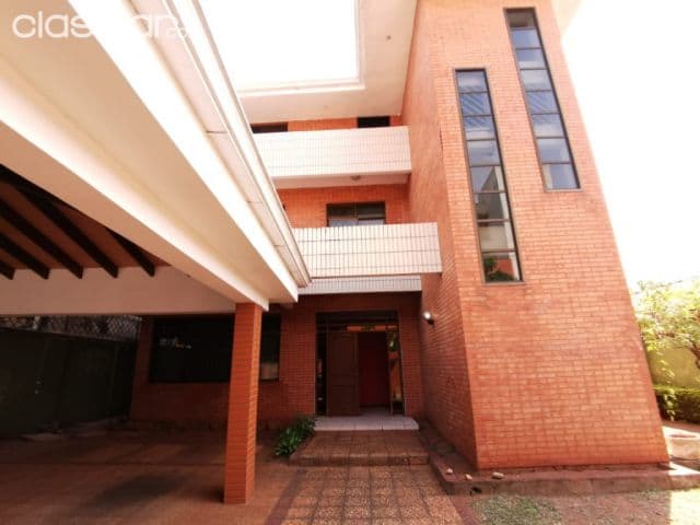 Amplia residencia para hotel u oficinas corporativas , bº Carmelitas
