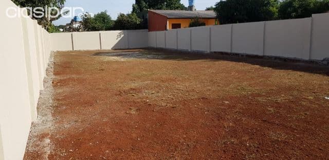 Hermoso terreno en Ciudad del Este completamente amurallado. Cod. 2555 — foto 1