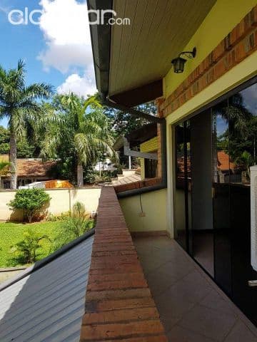 Bo mcal. Estigarribia: Distinguida residencia, 3 dormitorios, jardín y piscina