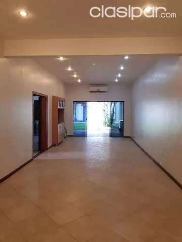 Bo mcal. Estigarribia: Distinguida residencia, 3 dormitorios, jardín y piscina — foto 4