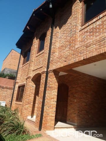 Mburucuyá: Elegantísima residencia en alquiler, 3 suites, jardín, piscina, 2.500 usd + iva
