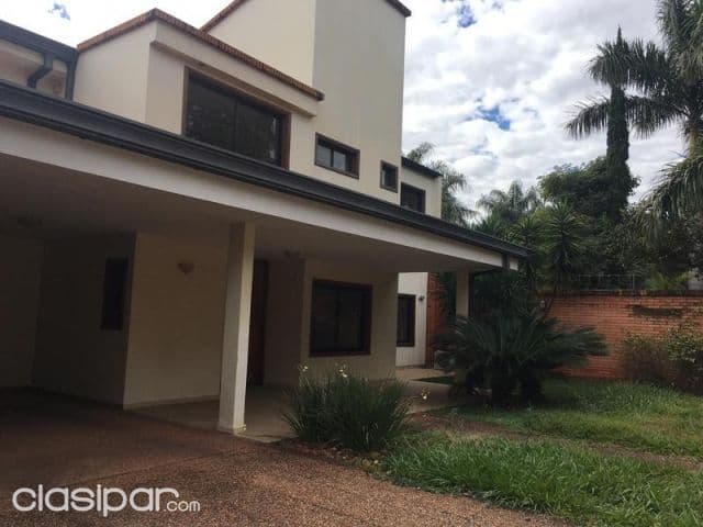 Bo mcal. Estigarribia: Elegantísima residencia, 3 suite, gran jardín, piscina