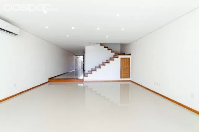 Mburucuyá (prox. Casa rica 2): Elegantísimo triplex en alquiler, 3 suites, jardín, piscina — foto 4