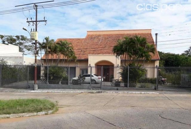 Yacht y golf club (Lambaré): Elegante residencia amoblada, 1.200 m2, amplio jardín