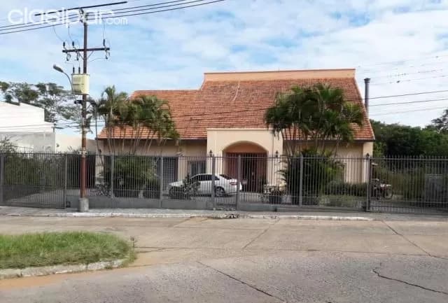 Yacht y golf club (Lambaré): Elegante residencia amoblada, 1.200 m2, amplio jardín — foto 2