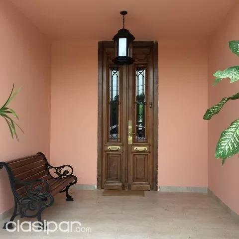 Yacht y golf club (Lambaré): Elegante residencia amoblada, 1.200 m2, amplio jardín — foto 3