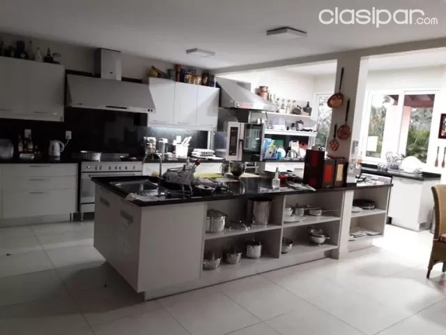 Yacht y golf club (Lambaré): Elegante residencia amoblada, 1.200 m2, amplio jardín — foto 4