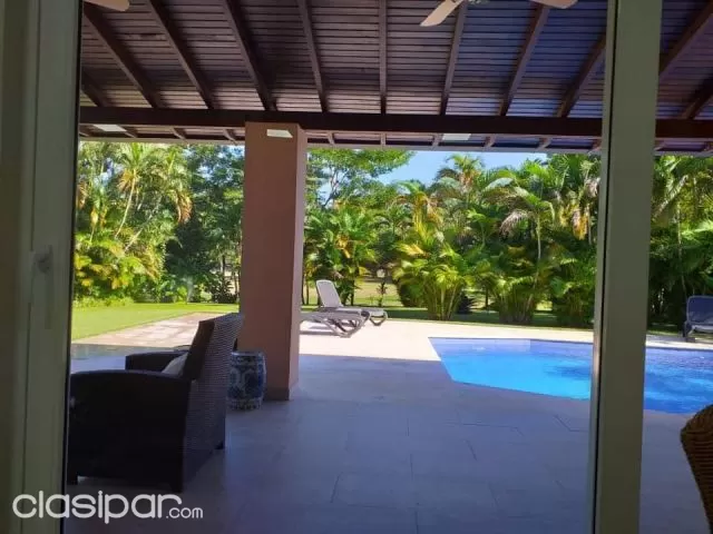 Yacht y golf club (Lambaré): Elegante residencia amoblada, 1.200 m2, amplio jardín — foto 5