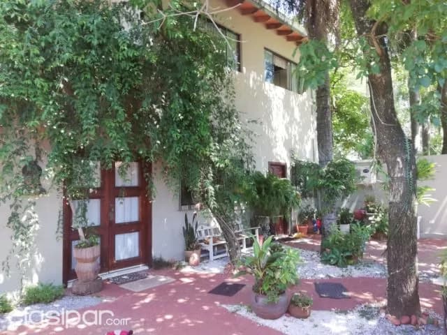 Prox. Yacht y golf club (Lambaré): Hermosa residencia, 3 suites, jardín, piscina — foto 2