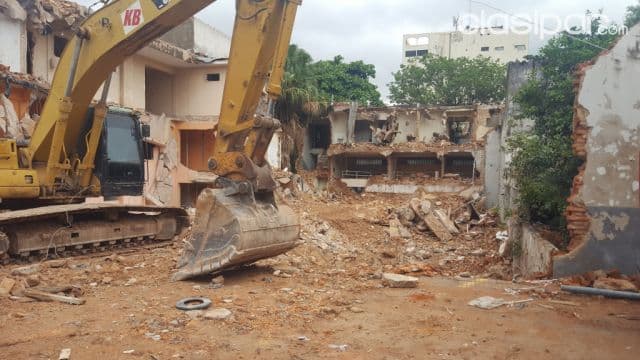 Demolicion de casas viejas hasta los cimientos