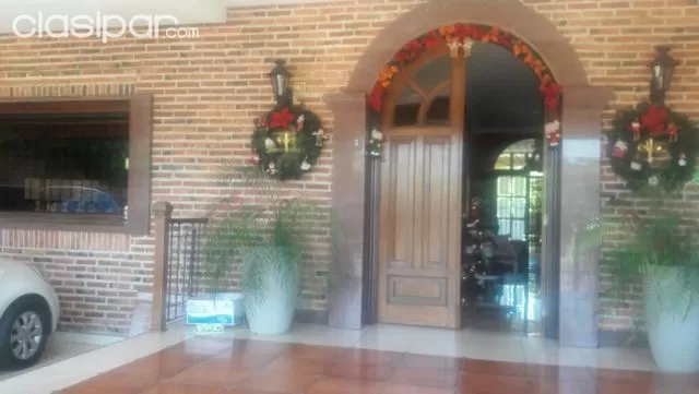 Carmelitas alquilo / vendo: Elegante residencia tipo diplomatico, 5 suites, jardín, piscin — foto 3