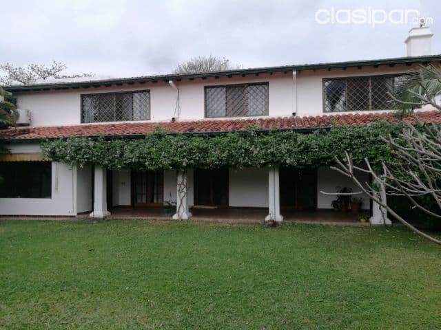 Carmelitas: Elegante residencia, 4 dormitorios, gran jardín, piscina, 2.800 usd — foto 1