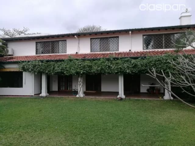 Carmelitas: Elegante residencia, 4 dormitorios, gran jardín, piscina, 2.800 usd — foto 2