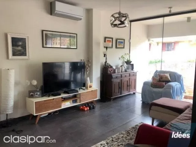Los laureles: Hermosa casa triplex, jardín, piscina - 6.000.000 gs — foto 3