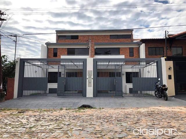 Elegante dúplex a estrenar en barrio mburucuyá, 3 suites, jardín, piscina, 210.000 usd
