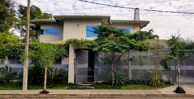 Villa Morra: Elegante residencia tipo diplomático, 5 suites. Jardín, piscina