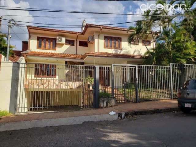 Villa Morra (prox. Shop mcal. López, bbva): Importante residencia p/ casa u oficina