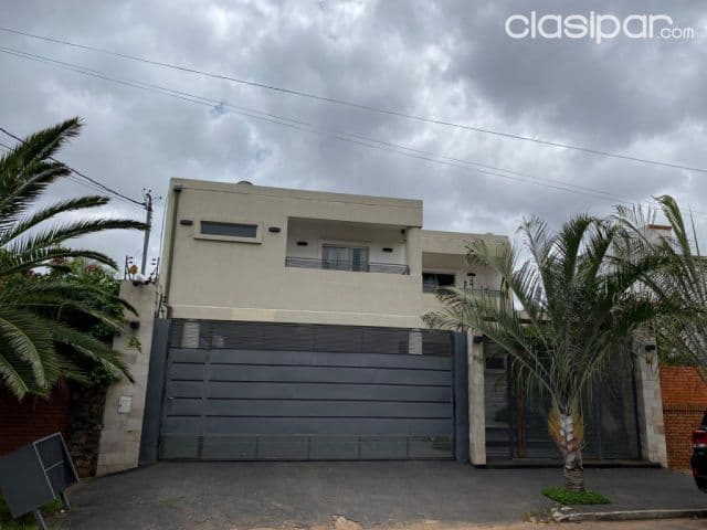 Los laureles: Magnifica residencia, 750 m2, 4 suites, elegante jardín, 3.000 usd