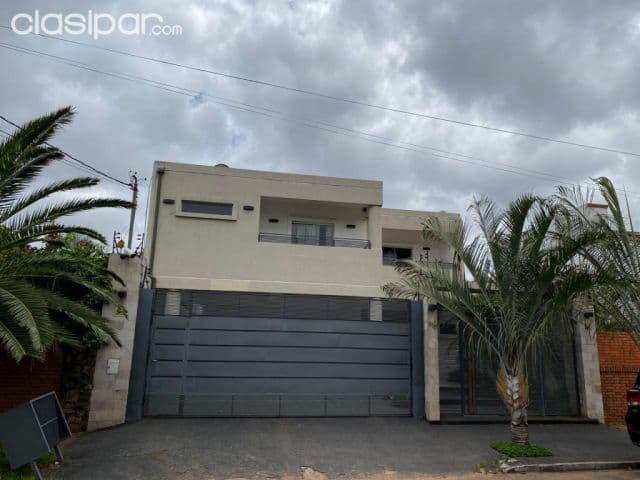 Los laureles: Magnifica residencia, 750 m2, 4 suites, elegante jardín, 600.000 usd — foto 1