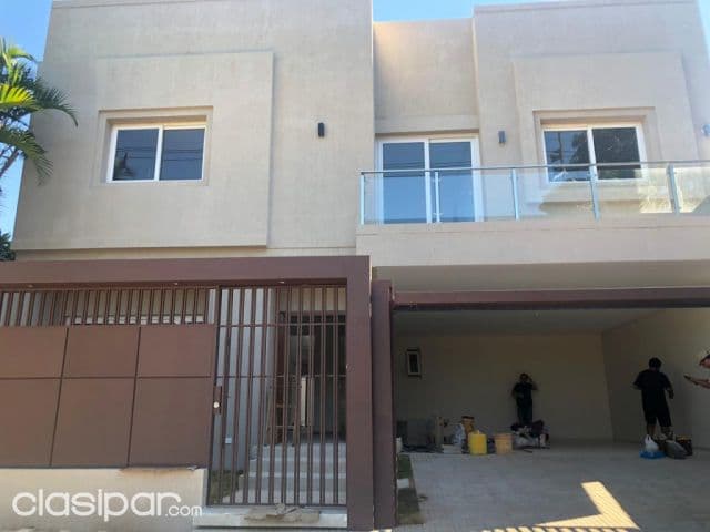 Manorá: Elegante residencia, 3 suites, hermoso jardín, 3.000 usd