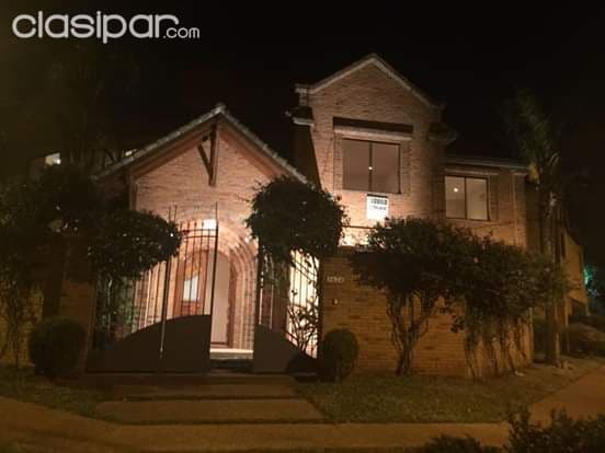 Los laureles: Esplendida residencia, 3 suites, jardín y piscina – 3.000 usd
