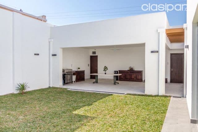 Hermosa residencia en asuncion barrio mbocayaty cod 2687