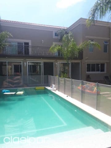 Villa Morra: Elegante residencia, 4 suites, full equipamiento, gran jardín y piscina
