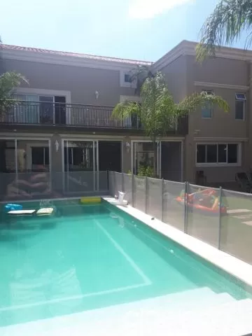 Villa Morra: Elegante residencia, 4 suites, full equipamiento, gran jardín y piscina, foto 2