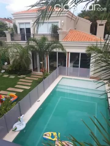 Villa Morra: Elegante residencia, 4 suites, full equipamiento, gran jardín y piscina, foto 3