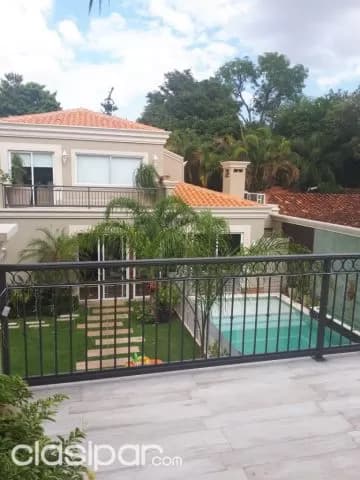 Villa Morra: Elegante residencia, 4 suites, full equipamiento, gran jardín y piscina, foto 4