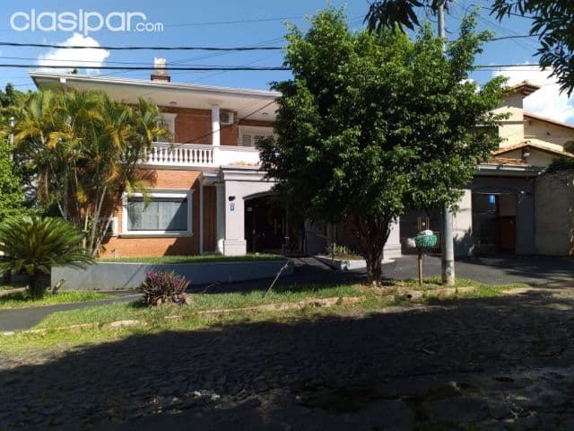Villa Morra: Importante residencia p/ casa u oficina, 4 suites, jardín, piscina, 3.000 usd