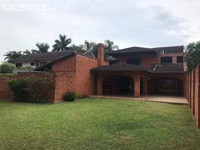 Carmelitas: Magnifica residencia, 750m2, 4 suites, jardín, piscina, 2.200 usd