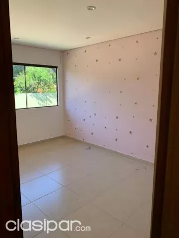 Prox. Avda. Santa teresa / denis roa: Elegante residencia, 3 suites, jardín, piscina — foto 3