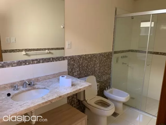 Prox. Avda. Santa teresa / denis roa: Elegante residencia, 3 suites, jardín, piscina — foto 5