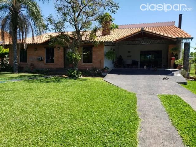 Z/ multiplaza: Hermosa residencia, 4 dormitorios, amplio jardín, 2.000.000.000 gs, foto 2