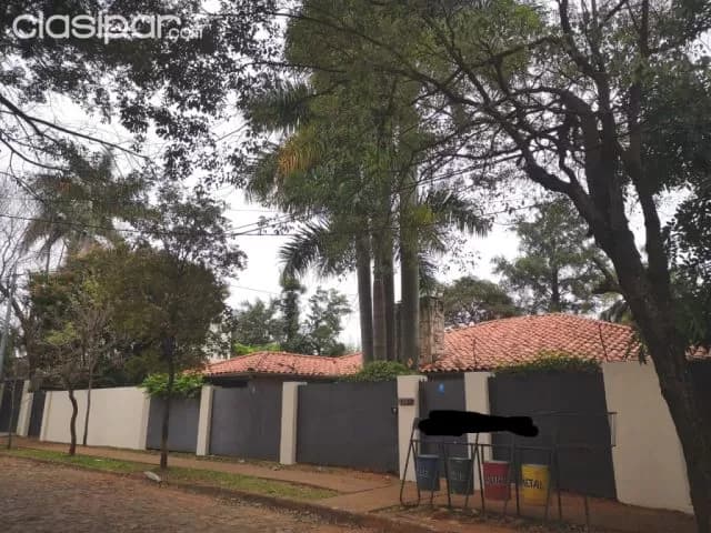 Los laureles: Residencia planta baja, 4 dormitorios, gran jardín, piscina, 10.000.000 gs, foto 2