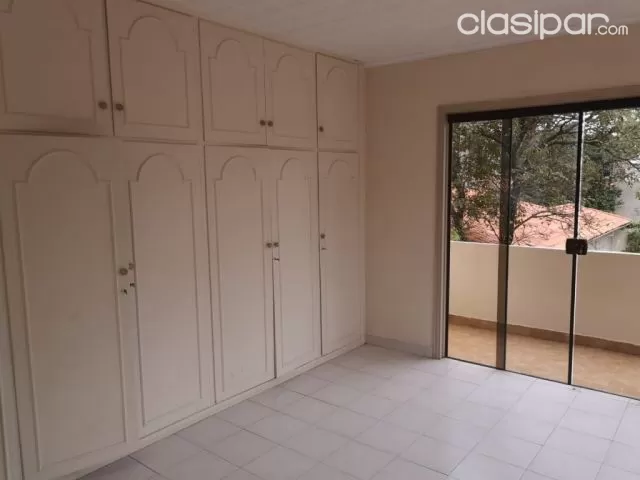 Los laureles: Residencia planta baja, 4 dormitorios, gran jardín, piscina, 10.000.000 gs, foto 4