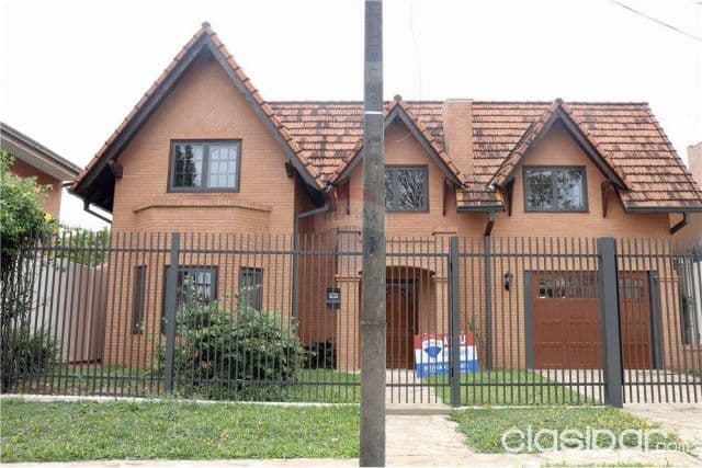 Los laureles: Fina residencia en alquiler, 3 dormitorios, jardín, ubicación ideal
