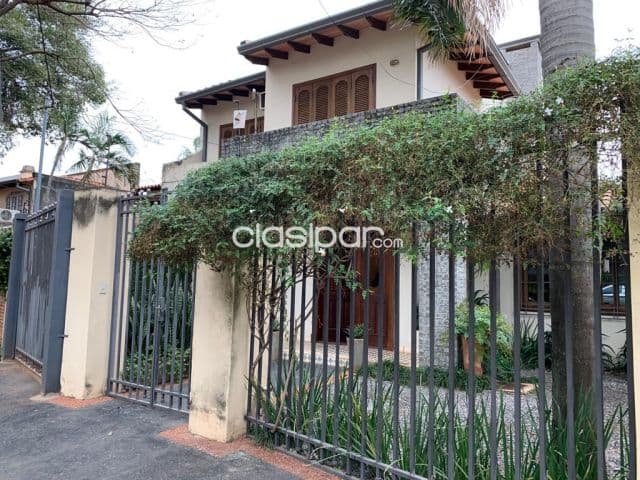 Villa aurelia, boggiani: Confortable residencia, 360 m2, 3 dormitorios, jardín, piscina