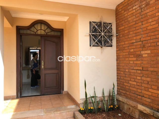 Bo Jara / león condou: Elegante residencia - 4 suites, jardín, piscina