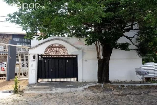 Amplia residencia con piscina. En Asunción 260,000 usd — foto 2