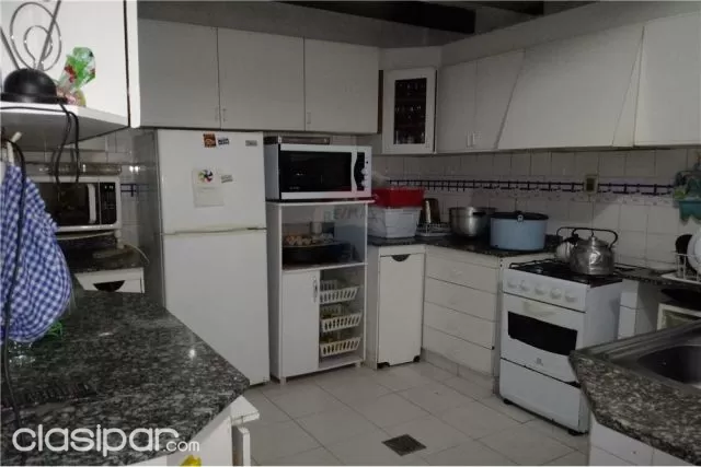 Amplia residencia con piscina. En Asunción 260,000 usd — foto 5