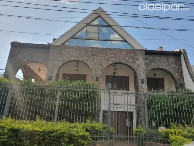Mburucuyá, Carmelitas: Elegante residencia, 4 dormitorios, jardín, piscina, foto 2