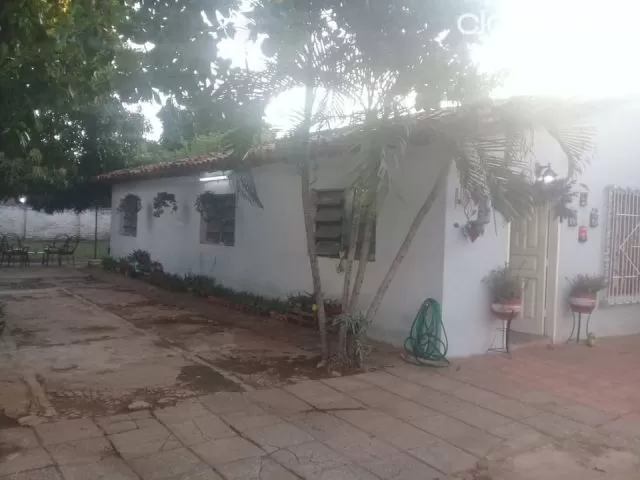 Luque: Hermoso chalet a reciclar, 360m2, hermosa ubicación – 700.000.000 gs — foto 3