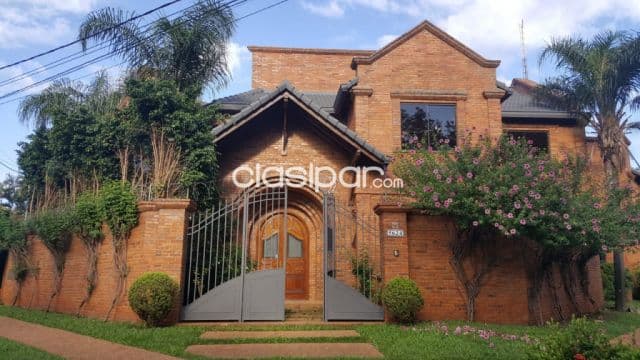 Los laureles: Elegante residencia en alquiler, 3 dormitorios, jardín, piscina, 3.500 usd