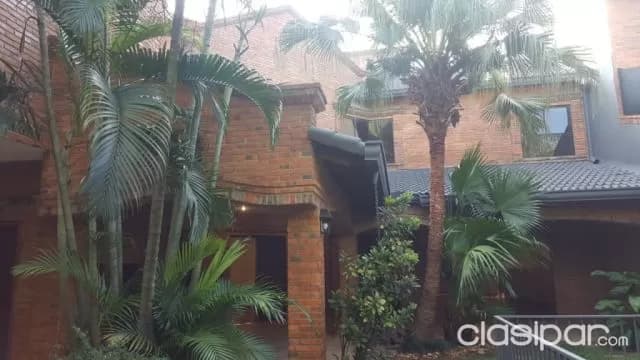 Los laureles: Elegante residencia en alquiler, 3 dormitorios, jardín, piscina, 3.500 usd, foto 3