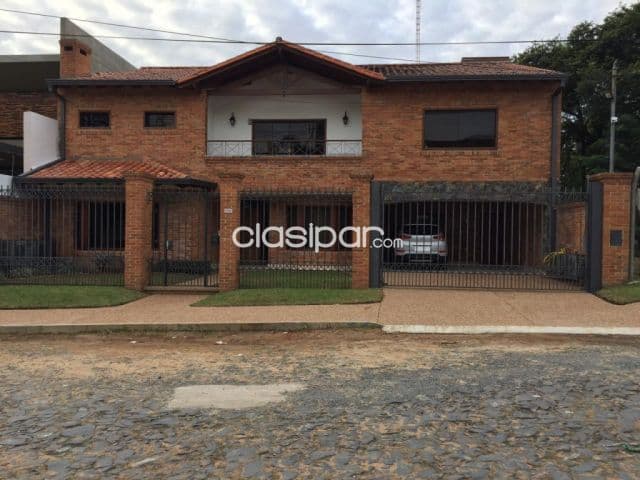 Ycua sati, avda. Santa teresa: Elegante residencia, 4 suites, gran jardín, piscina