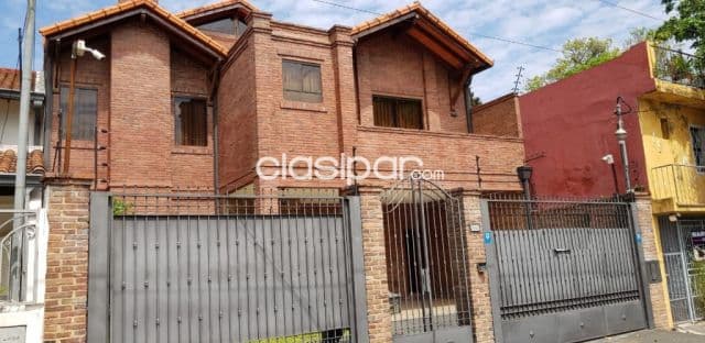 Villa Morra ( las almenas, campo alto): Distinguida residencia, 3 suites, jardín, piscina