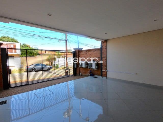Mburucuyá: Elegante dúplex - jardín, piscina- 7.500.000 gs